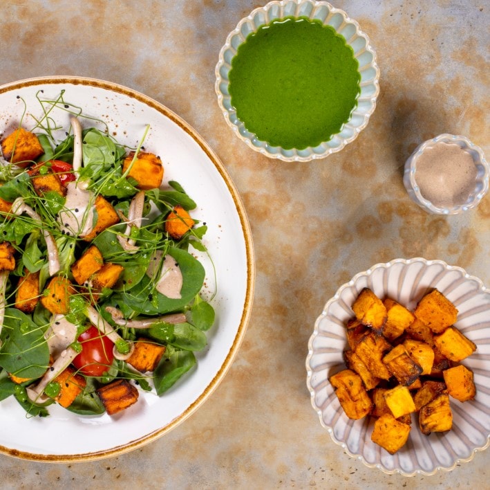 Salát s batáty, kapustovým pestem a dipem z černého česneku